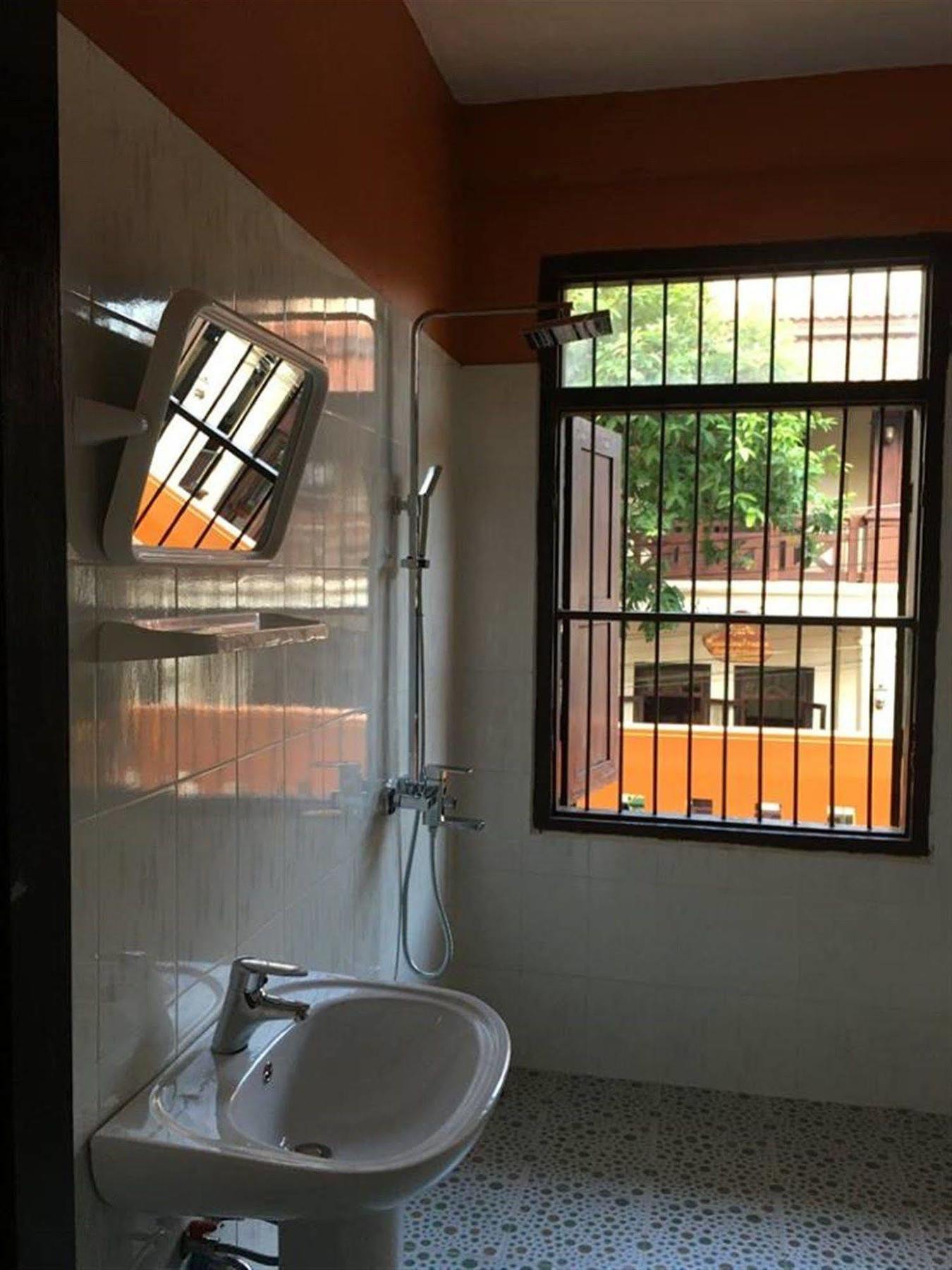 Vongprachan Backpackers Hostel Luang Prabang Exterior photo